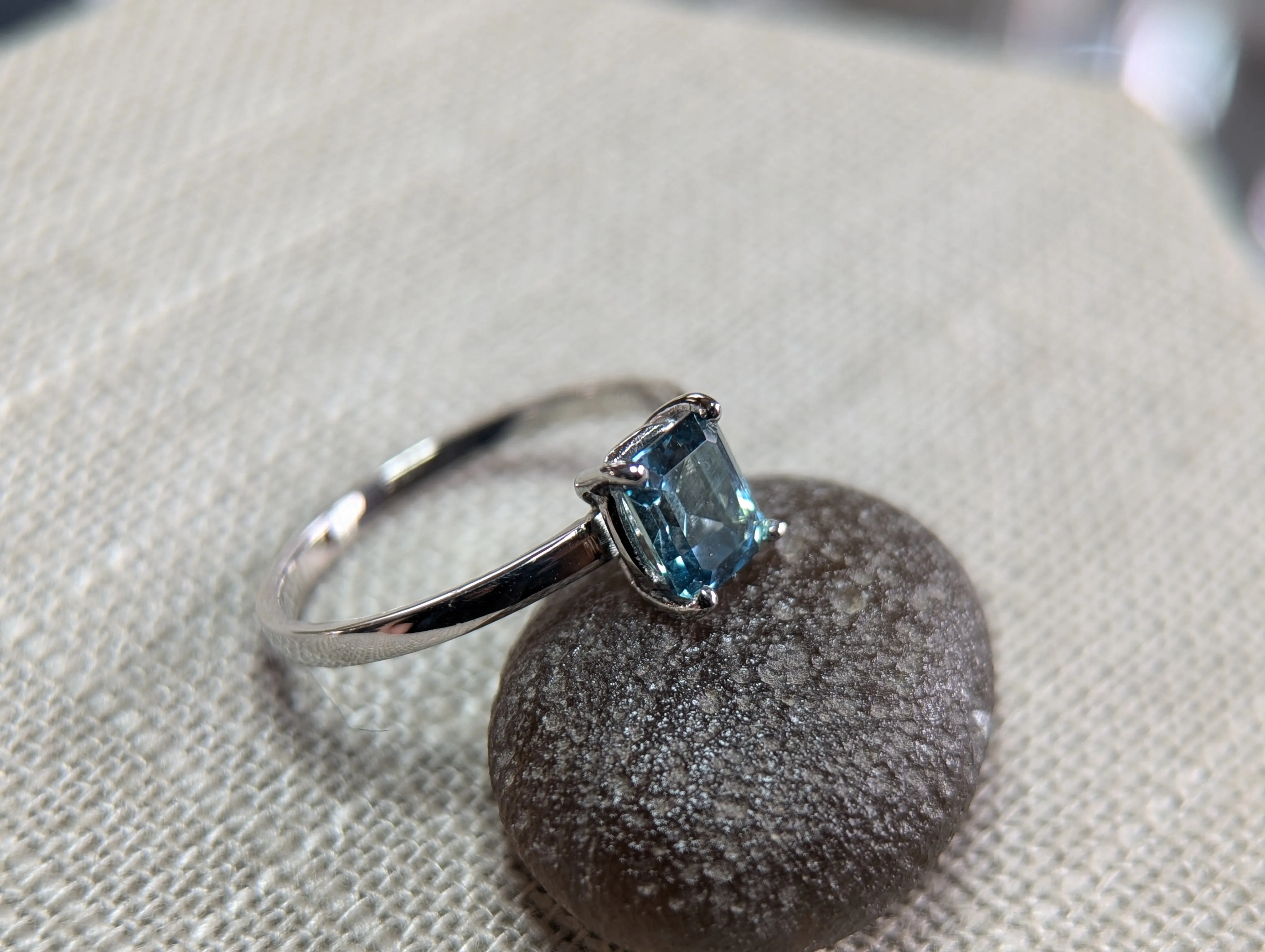 2.18g WHITE GOLD MONTANA SAPPHIRE RING SIZE 8