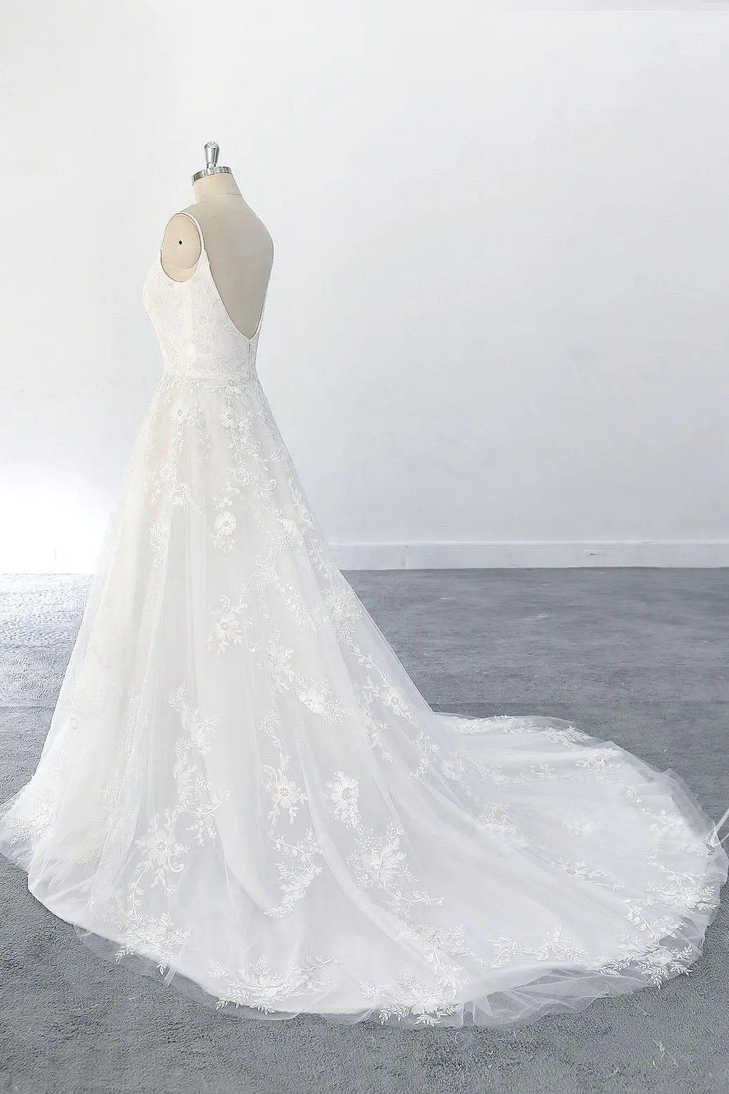 Exquisite Lace Appliques Wedding Dress A-line Tule Beach Wedding Dress OKU71