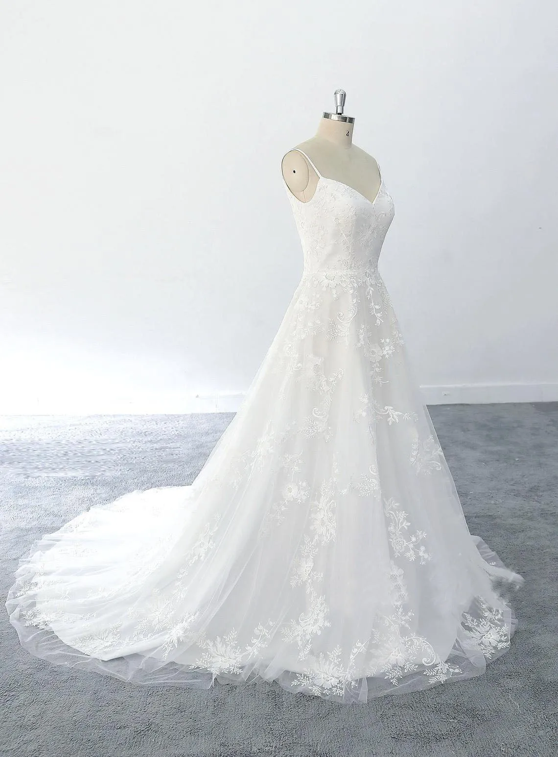 Exquisite Lace Appliques Wedding Dress A-line Tule Beach Wedding Dress OKU71