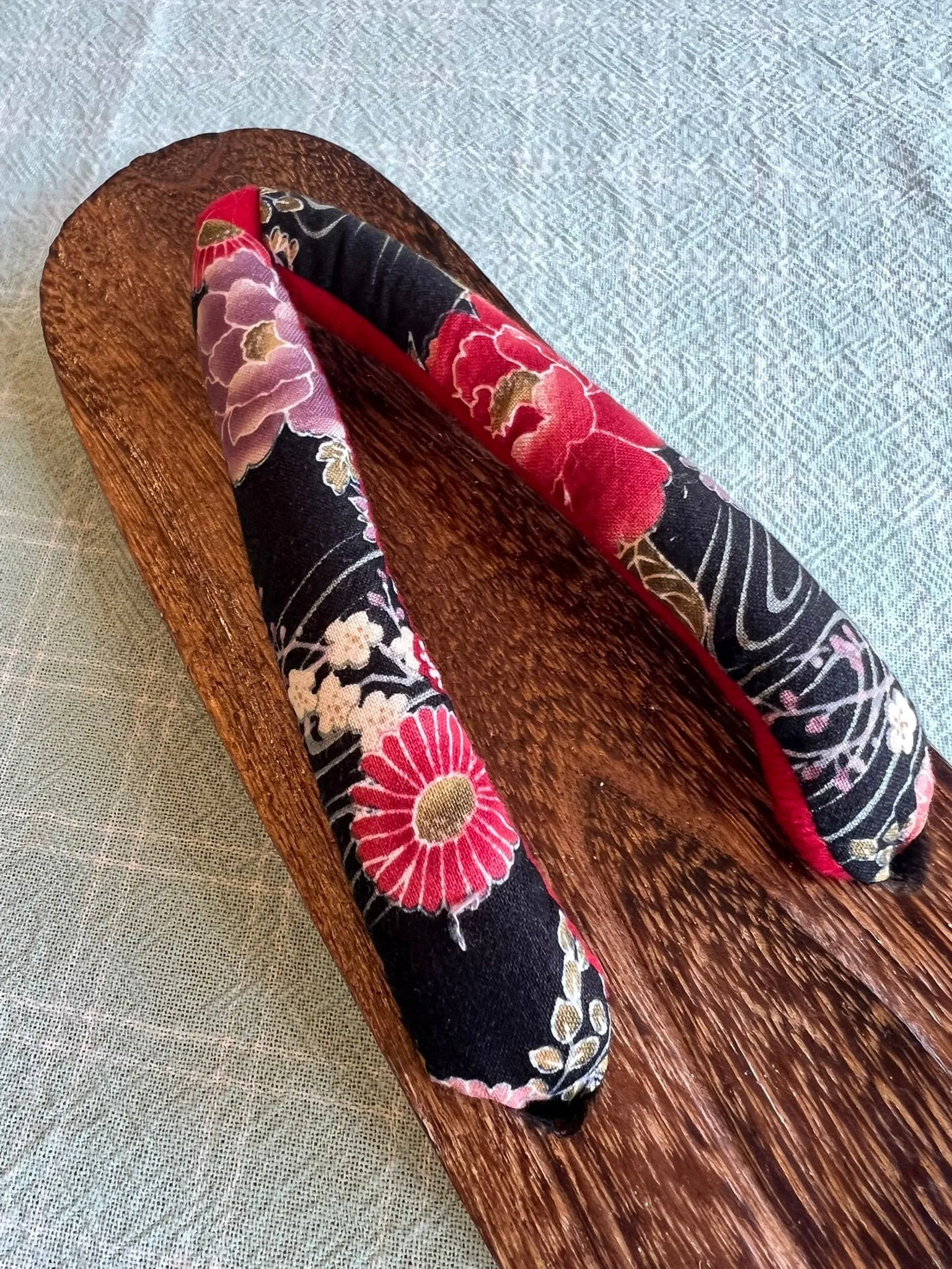 Japanese Women's Wooden Geta Sandals, Size M, Traditional with Floral Straps, Red, Black