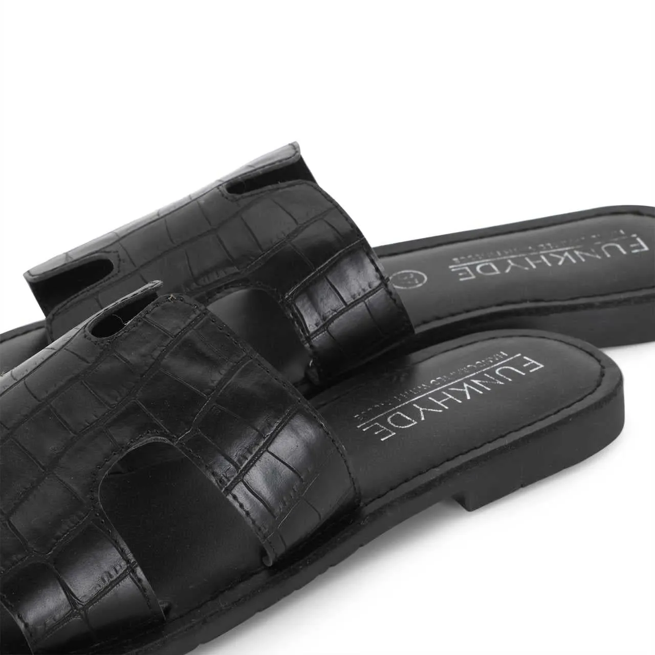 Mayna Black Textured Slipons