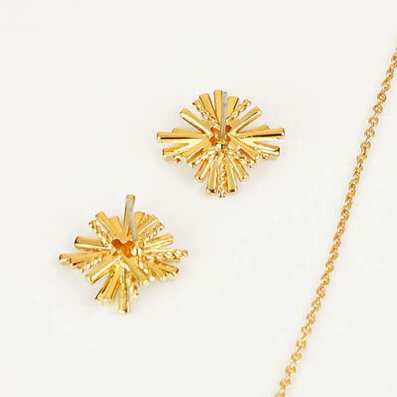 Radiant Starburst Gold-Plated Earrings & Necklace Set - Elevate Your Elegance!
