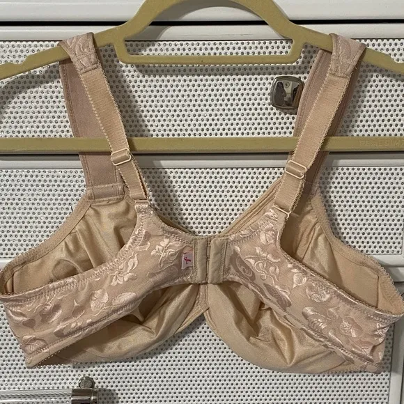 Wacoal Women's Awareness Full Figure Underwire Bra.